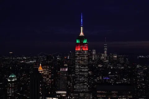 image from On September 27, 2023, the Empire State Building were magically aglow with the four colors of Hogwarts: Gryffindor red, Slytherin green, Ravenclaw blue and Hufflepuff yellow, to celebrate the 25th anniversary of the U.S. publication of Harry Potter and the Sorcerer’s Stone.
