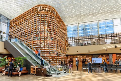 image from Located in the center of COEX Mall in Seoul, South Korea, Starfield Library is an open public space for everyone, a futuristic library with 13-meter floor-to-ceiling bookshelves holding 50 thousands books and 600 magazines. Visitors may use the escalators to the second level.
