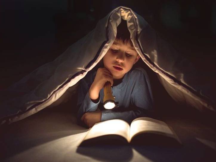 image from librocubicularist. /lib-ro-kyoo-ˈbi-kyoo-la-rist/ noun. a person who reads books in bed.